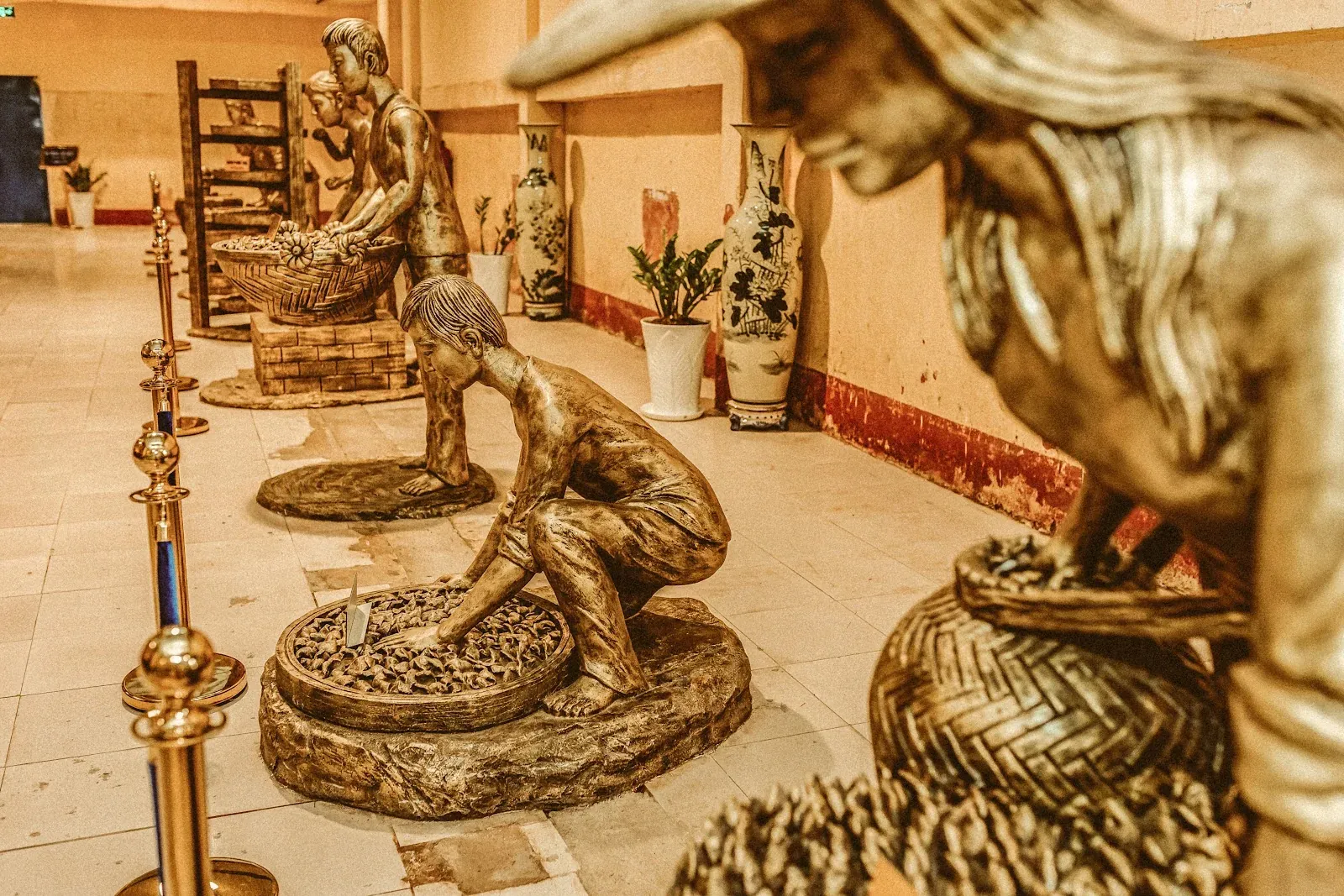 Tượng tái hiện công đoạn làm trà ô long truyền thống tại Nhà Máy Chè 1927