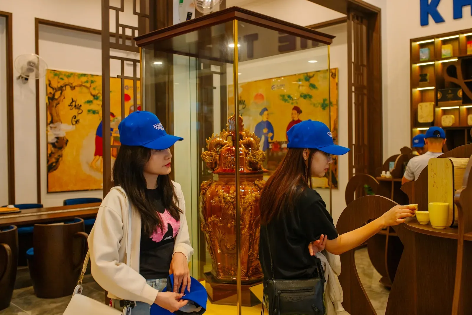 Du khách xem trà cụ và tác phẩm gốm trong showroom trà cụ